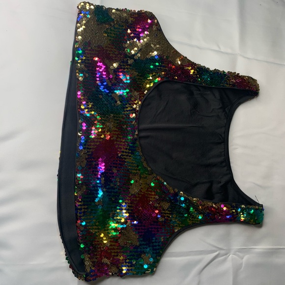 Multicolored Low-Cut Neckline Sequins Top. - Picture 4 of 8